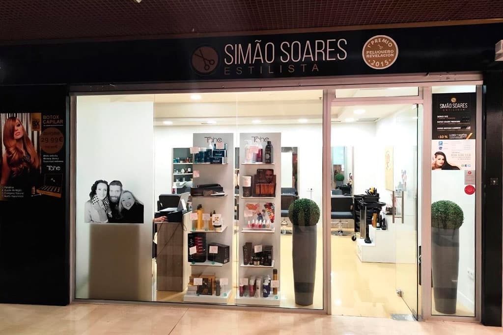Interior del salón de peluquería Simão Soares en Vigo