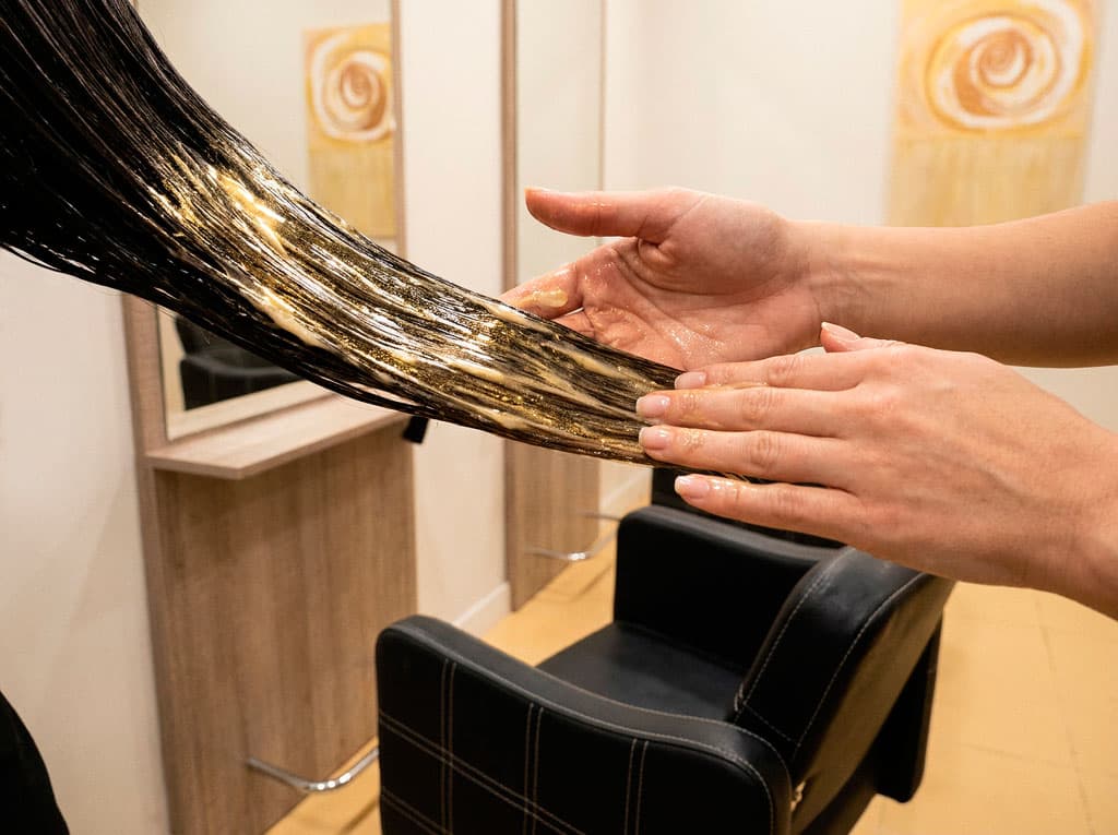 Hidratación infusion gold en peluquería en Vigo