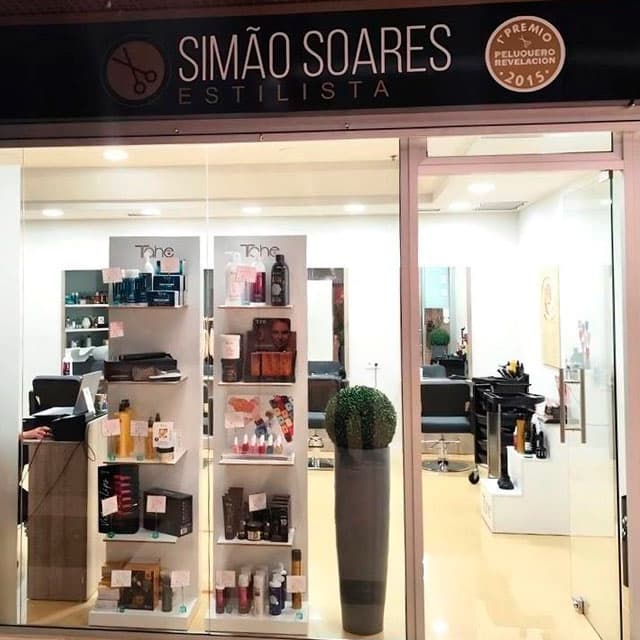 Fachada del salón de peluquería Simão Soares en Vigo